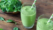 Groene smoothie met avocado, broccoli en spinazie