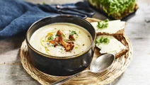 Kantarellsoppa med syrad grädde