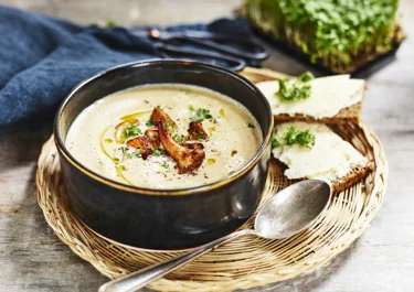 Kantarellsoppa med syrad grädde