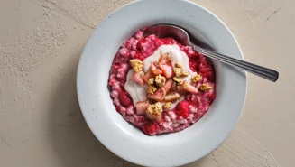 Havre- och hallongröt med rabarberkompott