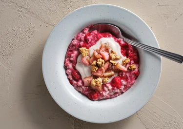 Havre- och hallongröt med rabarberkompott