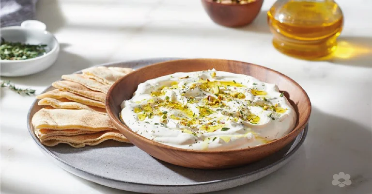 تغميسة اللبنة مع الفستق الحلبي