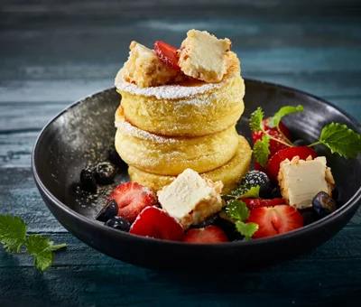 FLUFFY JAPANSE PANCAKES MET ANANAS ROOMKAAS & BESSEN