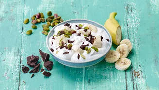 Skyr bowl with banana and chocolate