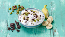 Skyr Vanille met banaan, chocolade en pistache