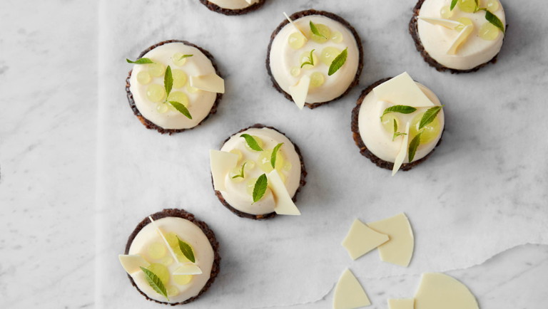 Ymerfromage med bergamotte-broken gel og rugbrødsbund