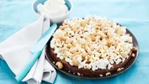 Kladdkaka med popcorn, cashewnötter och kolasås