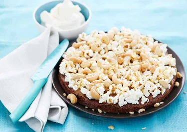 Kladdkaka med popcorn, cashewnötter och kolasås