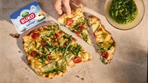 Sommerlicher Flammkuchen mit Pesto