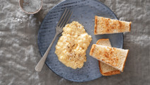 Krämig äggröra med cheddarost