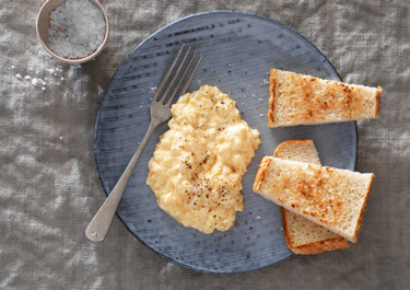 Krämig äggröra med cheddarost