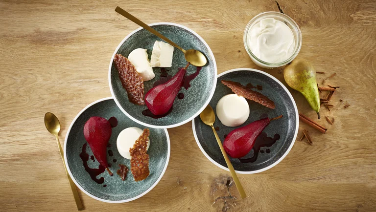 Hyldebærsyltede pærer med fraiche-parfait og sprøde kanelkiks