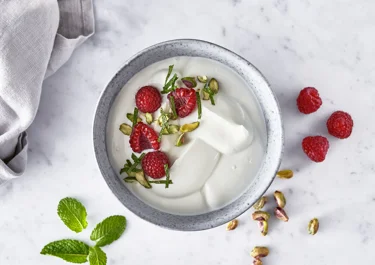 Pistache, framboos en munt als topping voor Skyr
