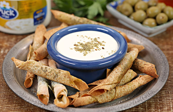 أصابع الزعتر الصغيرة مع تغميسة جبنة الشيدار