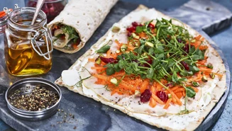 Kalkonwrap med färskost, ärtskott och pistagenötter