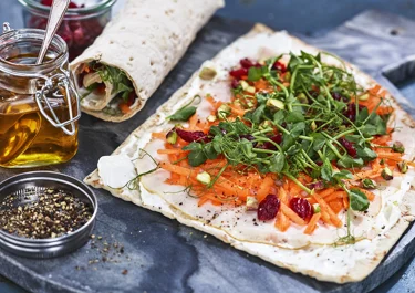 Kalkonwrap med färskost, ärtskott och pistagenötter