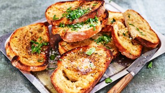 Valkosipulilla maustettu leipä