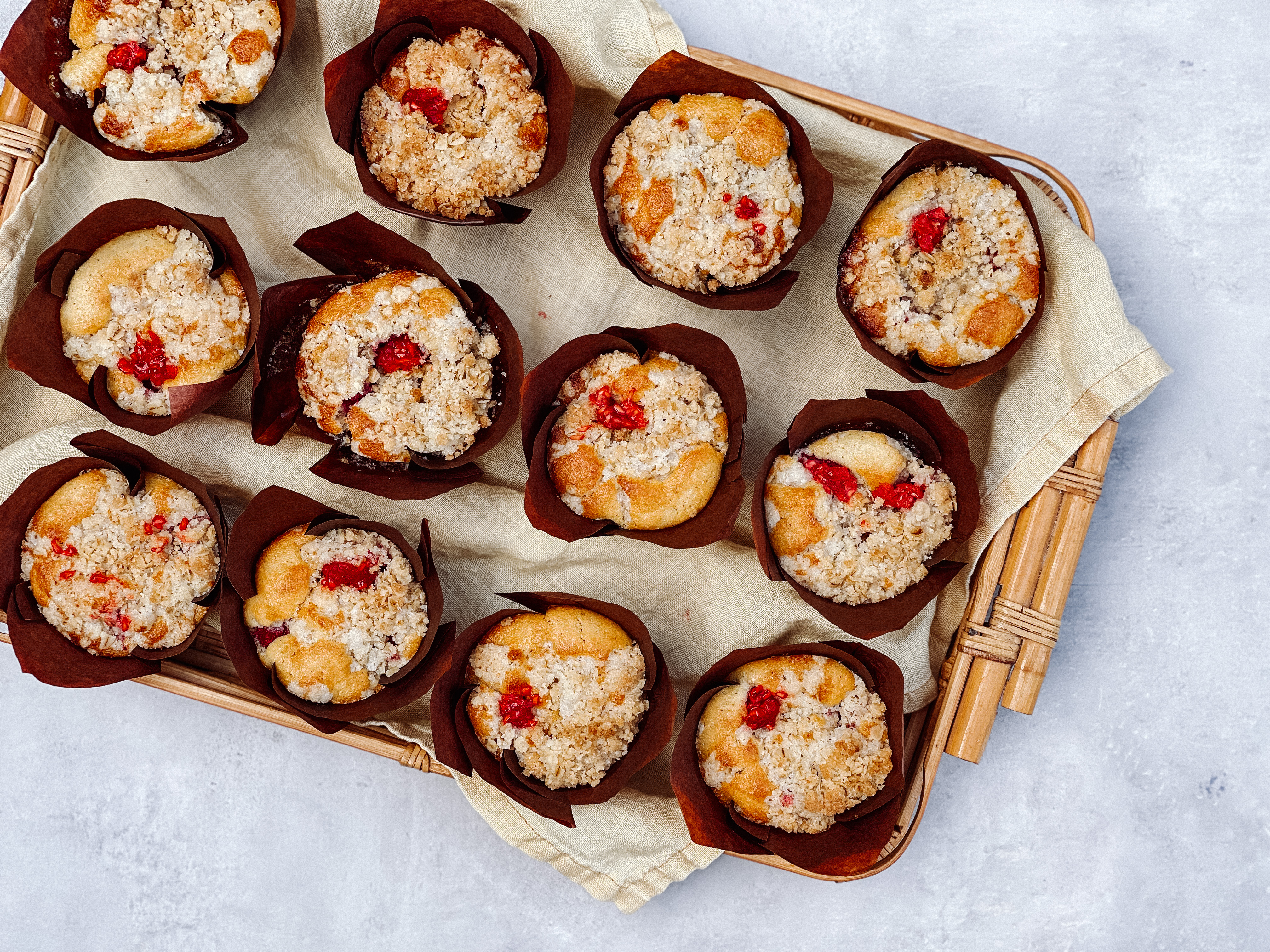 Hindbærmuffins med havregrynscrumble