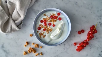 Home made granola with cinnamon & berries