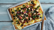 Enkel pizza med mild ädelost, potatis och fikon