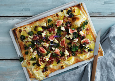 Enkel pizza med mild ädelost, potatis och fikon