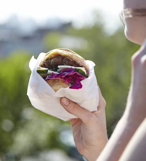 Blue Cheese burger with red cabbage
