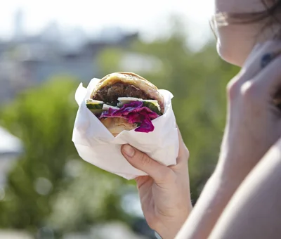 Burger z serem z błękitną pleśnią i czerwoną kapustą