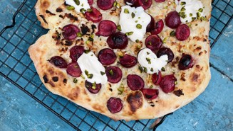 Dessertpizza med marcipan og kirsebær