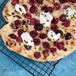Dessertpizza med marcipan og kirsebær
