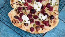 Dessertpizza med marcipan og kirsebær