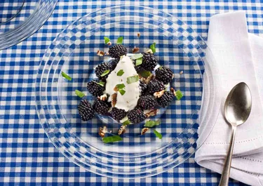 Björnbär i lönnsirap med yoghurtglass