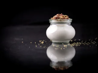 Citrontykmælk med sprødt nøddedrys