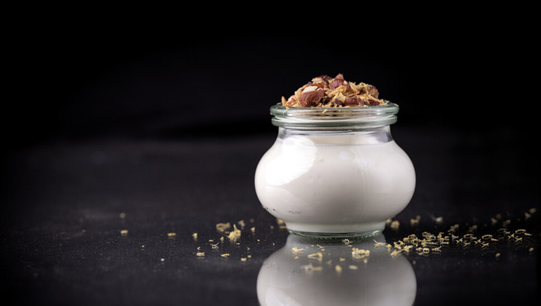 Citrontykmælk med sprødt nøddedrys