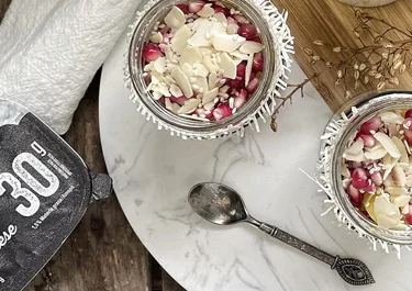 Vasitos keto de piña, granadas y Arla Protein Cottage