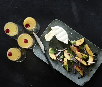 Bellini mit Extra cremiger White & marinierten Pfirsichen