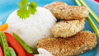 Sesamfisk med sweet chili-raita