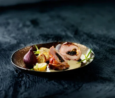 Indrefilet av svin med brie og sviskefyll
