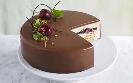En vacker dessert med körsbär och välbalanserade smaker. Den krämiga moussen på te och sichuanpeppar ger en fin dessertupplevelse.
