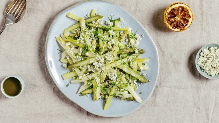 Keväinen parsasalaatti sinihomejuustomurulla