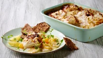 Nøddegratineret fisk i fad
