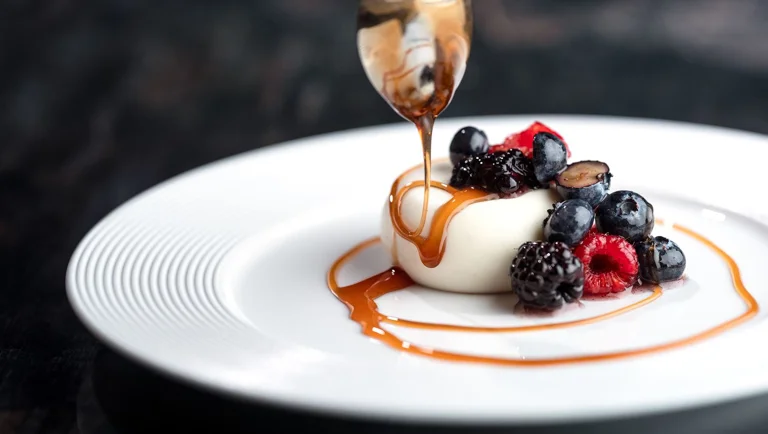 Kwarkdessert met gemarineerde bessen en frambozensaus