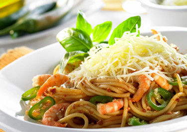 Spaghetti mit Shrimps und rotem Pesto