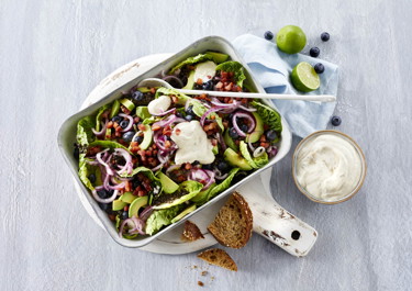 Salat med bacon og saltsyltede rødløg