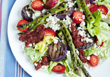 Mansikkasalaatti ja grillatut kasvikset