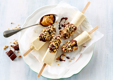 Flødeispinde med karamel og peanuts