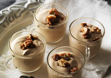 Chokladmousse med glögg och kryddrostade pecannötter