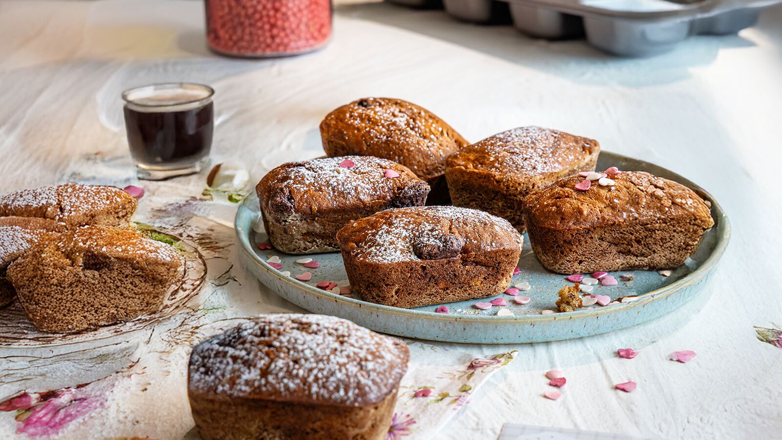 Banana bread muffins με καρδιά brownie