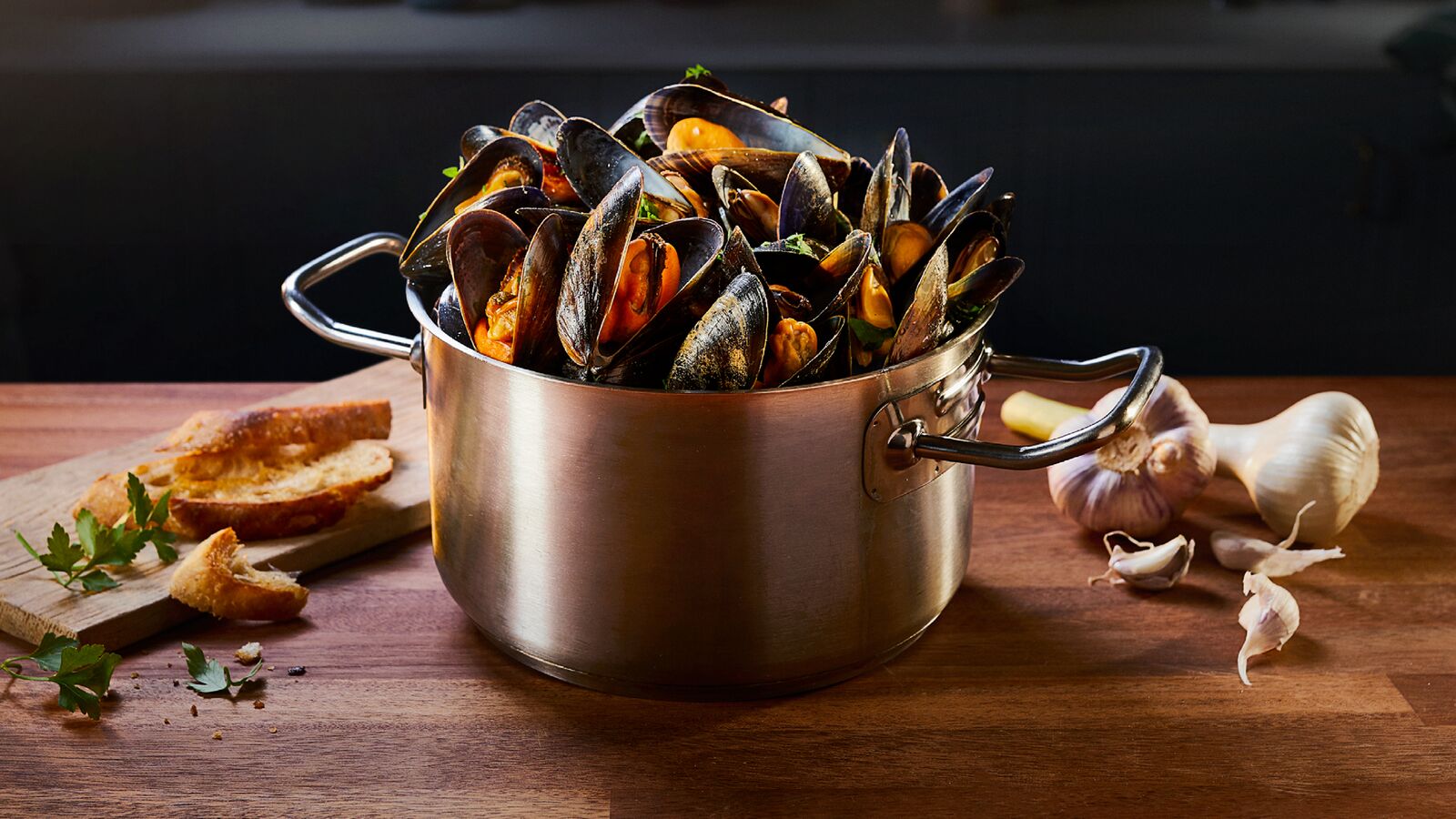 Mussels with garlic and parsley ( Recipe ) | Lurpak®
