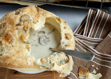 Champignonsoep met bladerdeegdeksel 