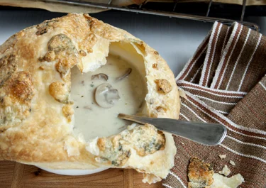 Champignonsoep met bladerdeegdeksel